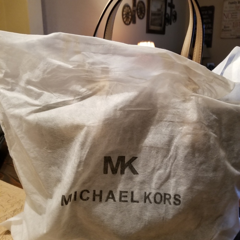 Micheal Kors tote handbag - Picture 6 of 7